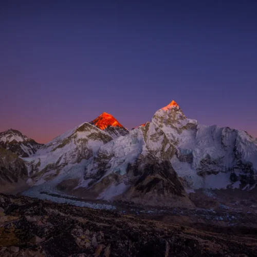 Under Everest Base Camp Trek ser vi vacker soluppgång och gyllene timme i Everest Top