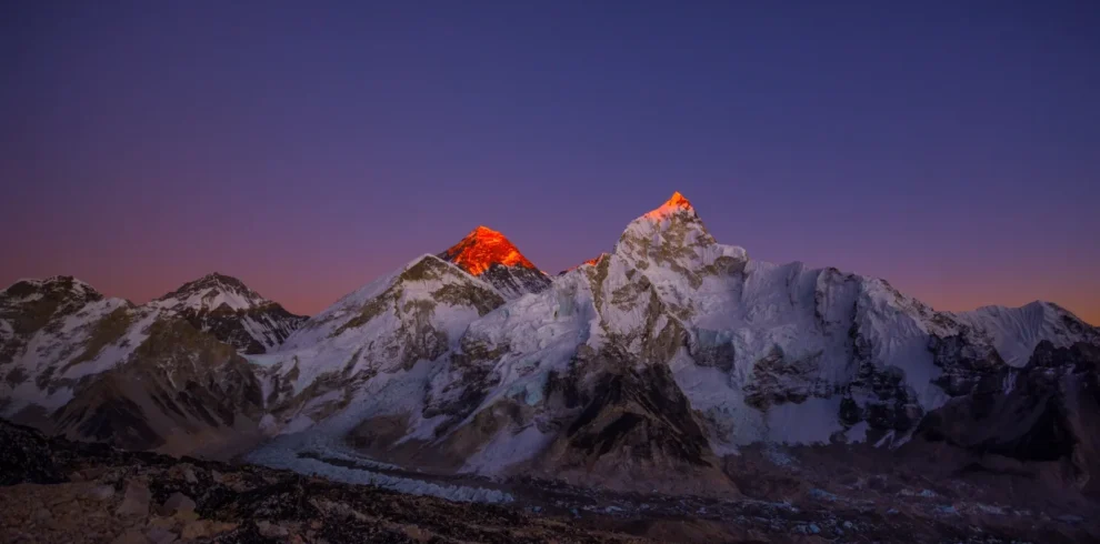 Durante o Everest Base Camp Trek, vemos uma bela vista do nascer do sol e uma hora dourada no Top do Everest