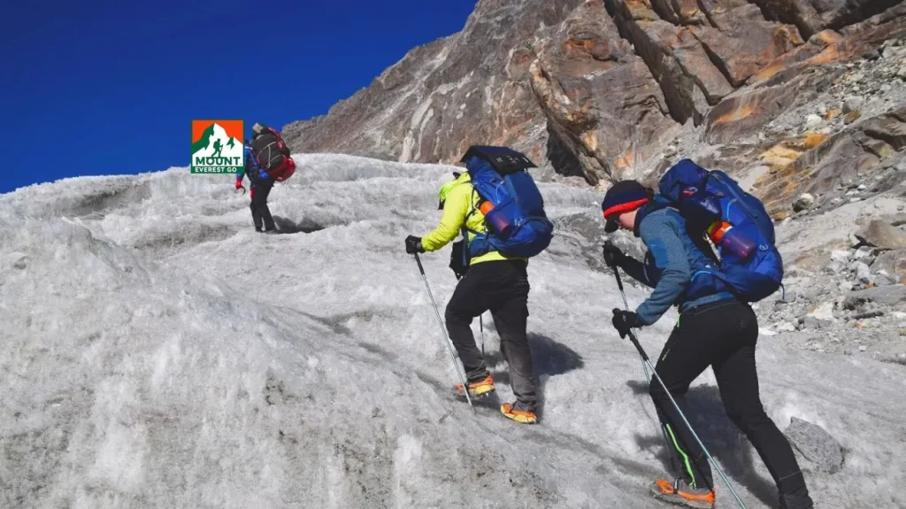 Trekkers Heading Towers สามผ่าน High Trek ความท้าทายของการเดินป่าในเนปาล