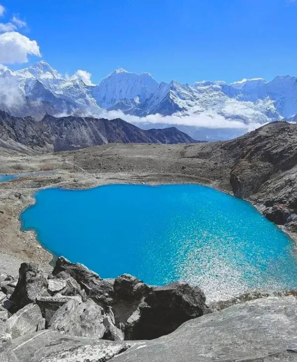 Vista do lago Gokyo do Everest Three Pass Trek
