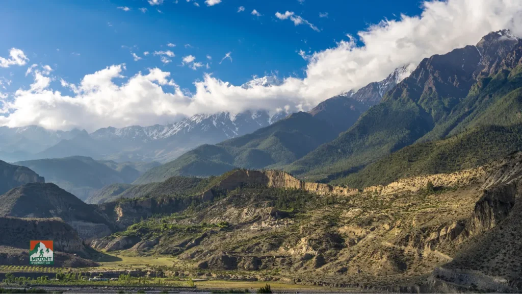Zielona wioska tybetańska Nar w Nepalu