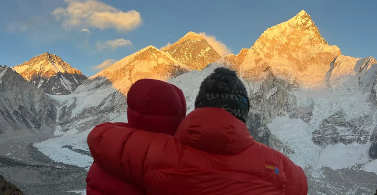 ¿Cuál es el mejor mes para caminar al campamento base del Everest para obtener vistas claras y un clima estable?