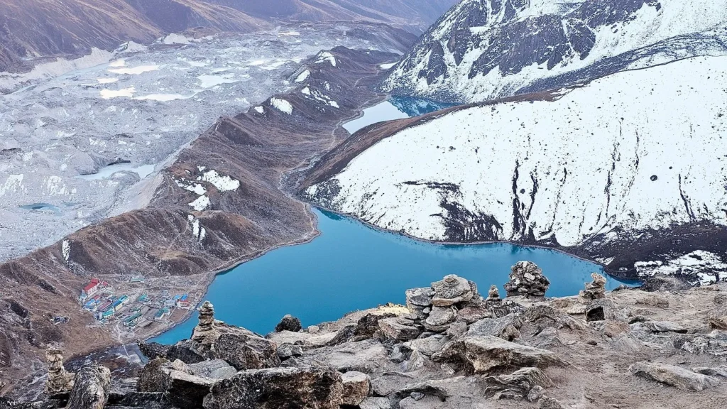 Przełęcz Chola z jeziorem Gokyo i bazą Everest