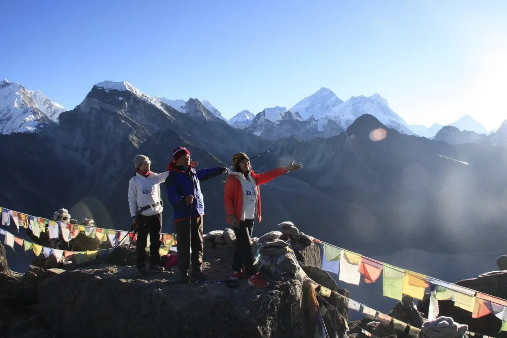 Przełęcz Chola z jeziorem Gokyo i bazą Everest