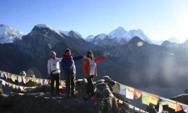 与Gokyo湖和珠穆朗玛峰大本营的乔拉山口