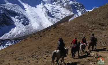 马纳斯卢Serang Gompa Trek和Larkya La Pass Trek