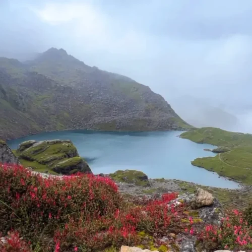 Caminhada no lago Gosaikunda
