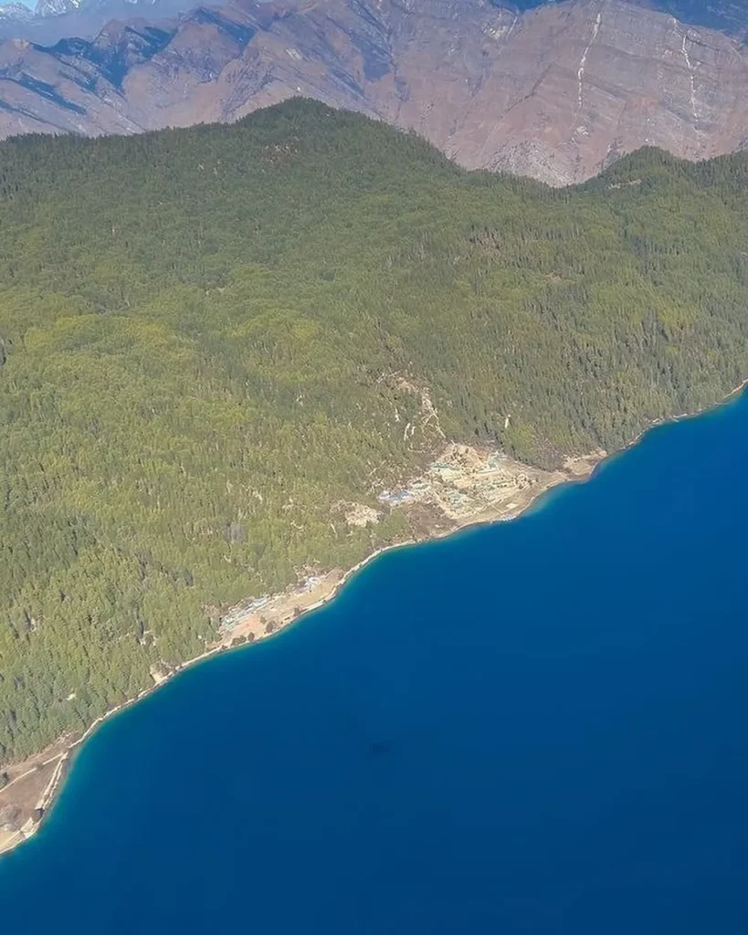 尼泊尔拉拉湖徒步旅行，拉拉湖从顶部看